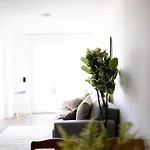 W Design Apartment With Balcony & Free Parking