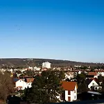 W Design Apartment With Balcony & Free Parking