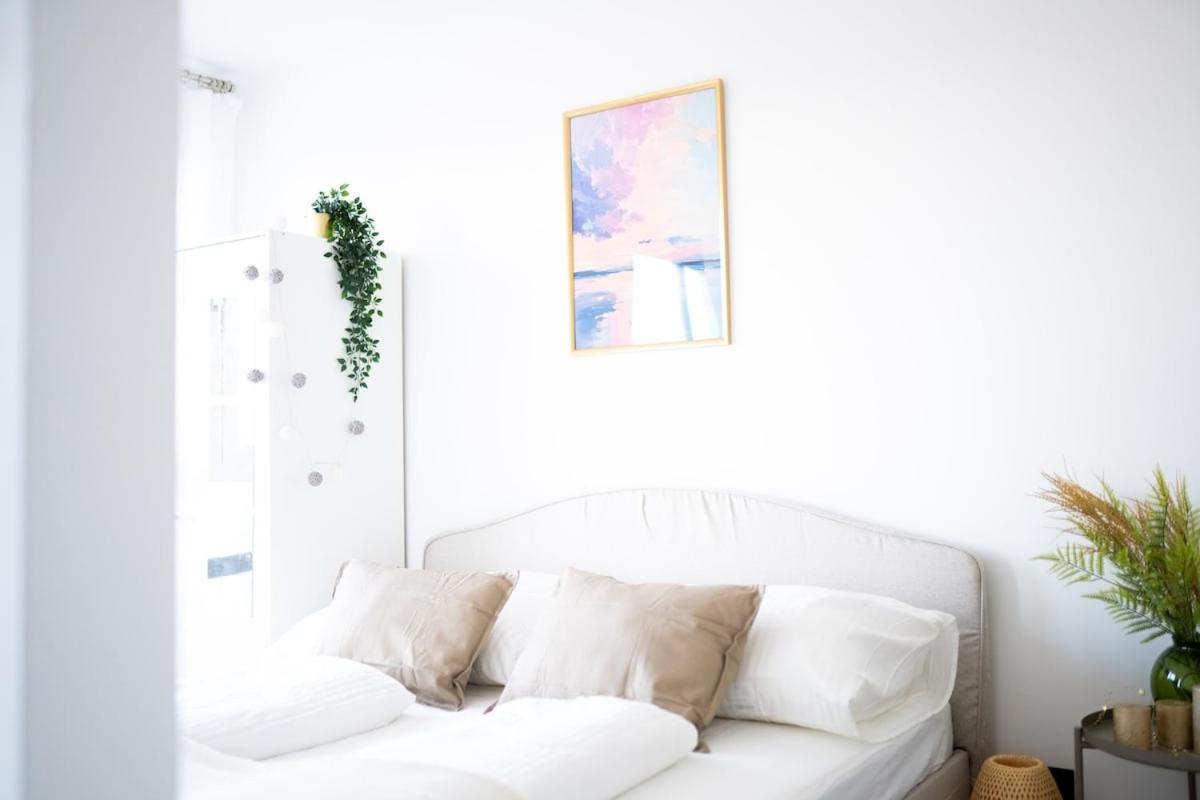 W Design With Balcony & Free Parking *